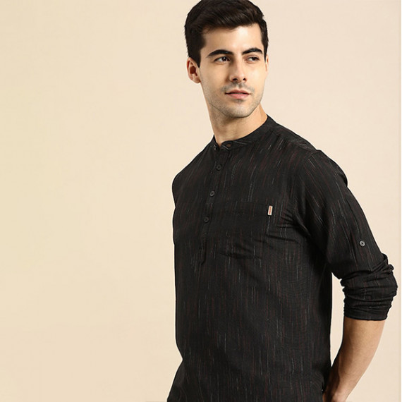 http://43.204.22.136/products/men-black-woven-design-kurta