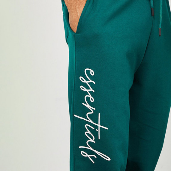 http://43.204.22.136/products/men-green-solid-relaxed-fit-cotton-joggers