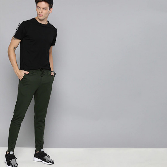 http://43.204.22.136/products/men-olive-green-straight-fit-solid-track-pants