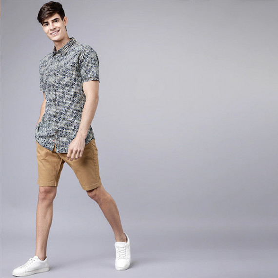 http://43.204.22.136/products/men-khaki-solid-slim-fit-regular-shorts