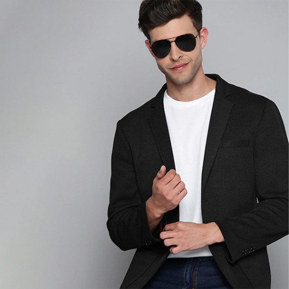 http://43.204.22.136/products/men-black-textured-regular-fit-single-breasted-blazer