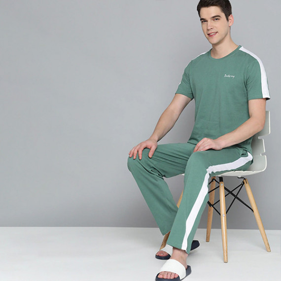 http://43.204.22.136/products/men-green-white-side-stripes-pure-cotton-pyjama-set