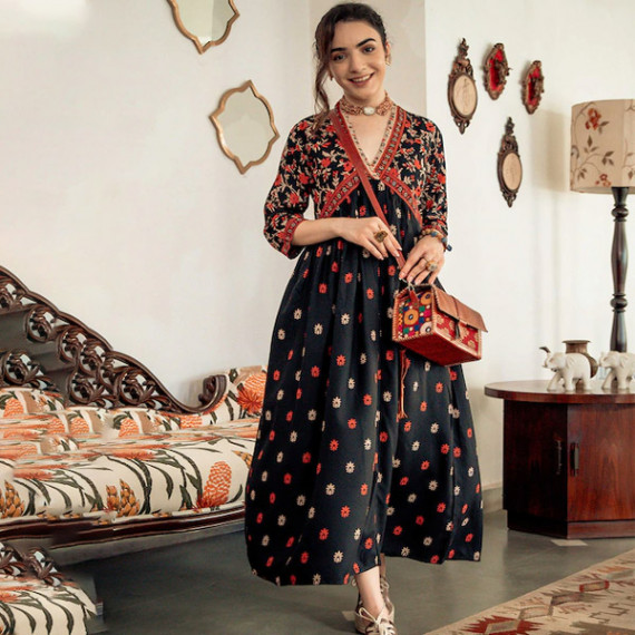 http://43.204.22.136/products/black-orange-ethnic-motifs-printed-maxi-dress