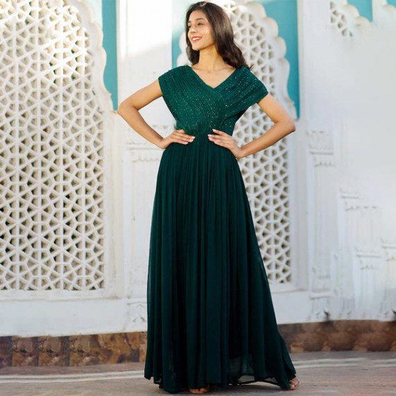 http://43.204.22.136/products/green-embellished-maxi-dress